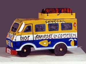 Figurine miniature d'un minibus sénégalais artisanal