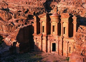 La citée rose taillée dans la roche de Pétra en Jordanie