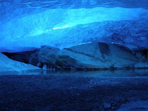 excursion éco touristique en norvège dans le sognefjord avec les cavernes bleues de glace