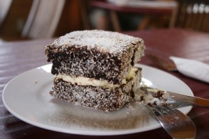 Lamington, gâteau typique enrobé de chocolat et de noix de coco