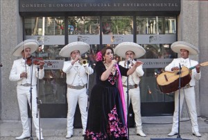 Diva mexicaine sur le parvis du CESE à Paris
