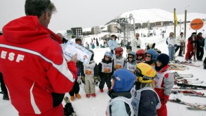 cours de ski collectif en groupe