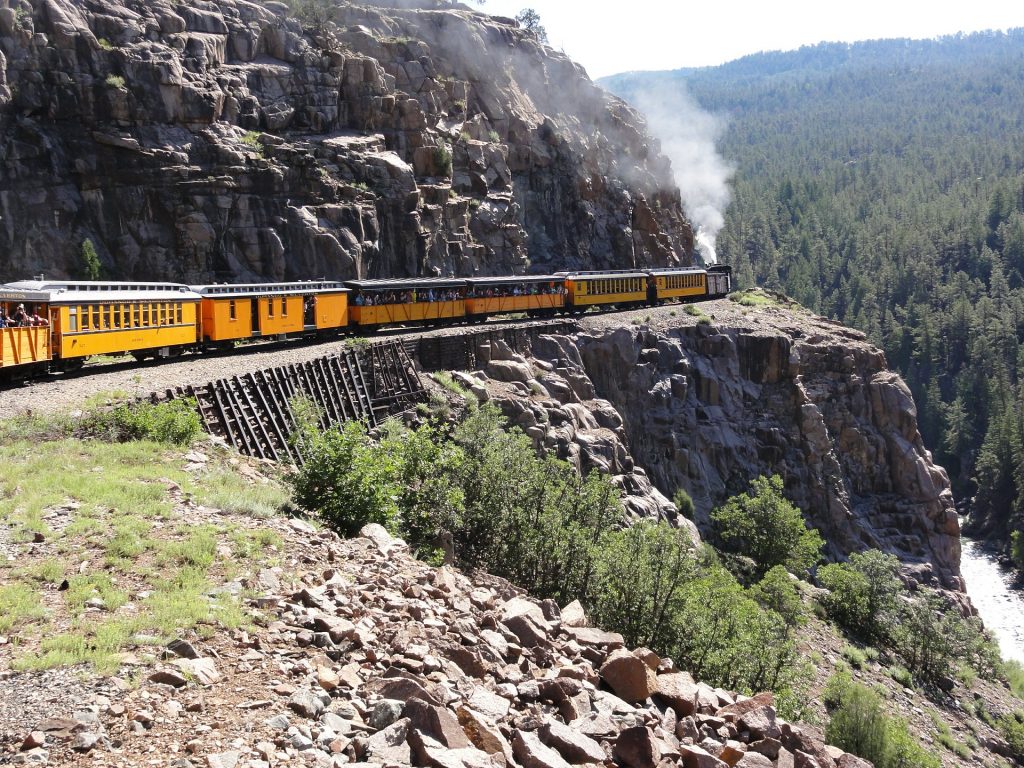 Le voyage en train dans les montagnes rocheuses