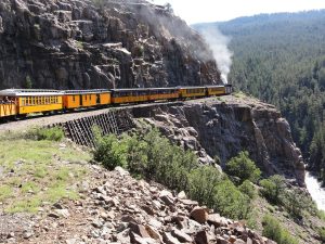 voyage-train-montagne-rocheuse