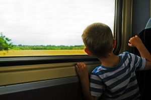 enfant-voyage-train