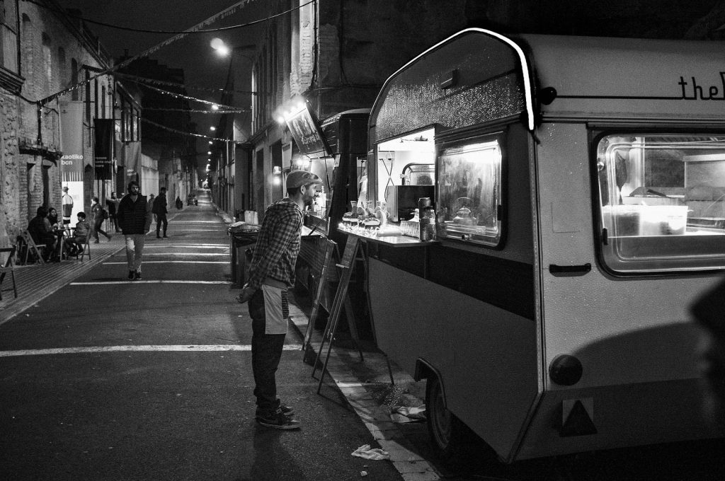 Churros et foodtruck : un barcelonais qui attend sa commande