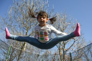 petite-fille-saut