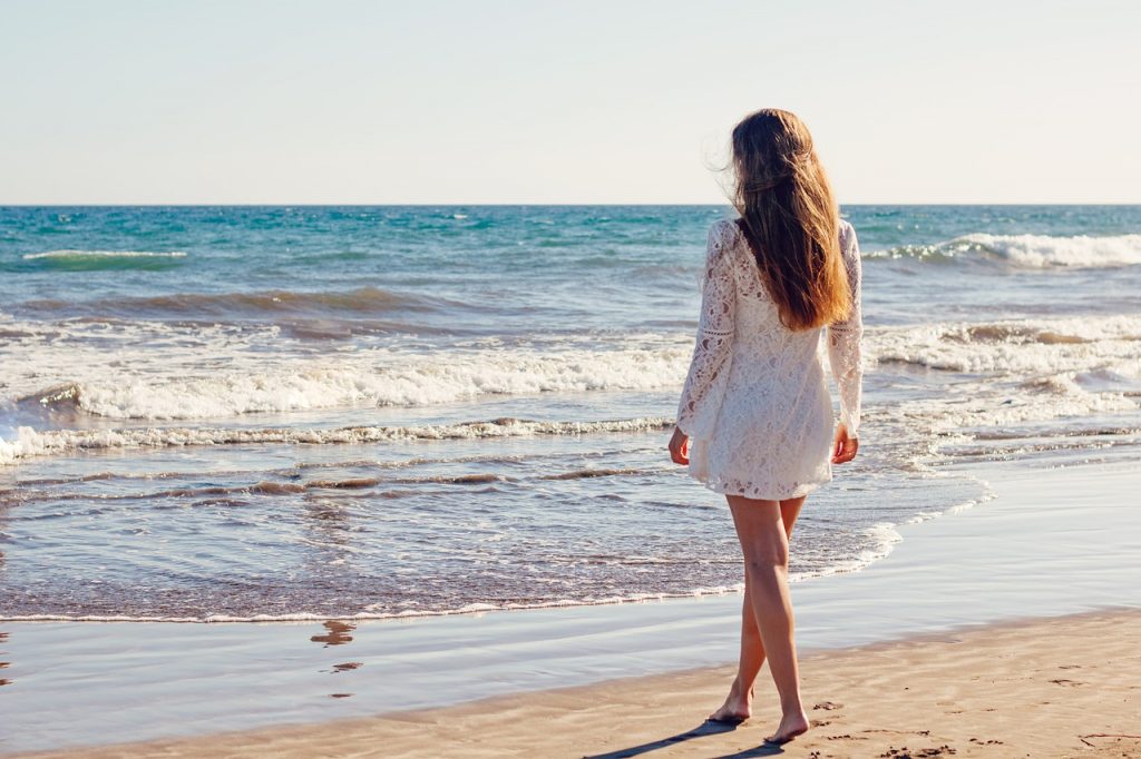 femme-jeune-plage-bord-mer