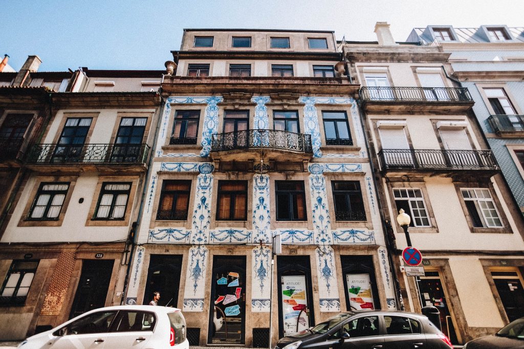 Porto et façade d'un bâtiment 
